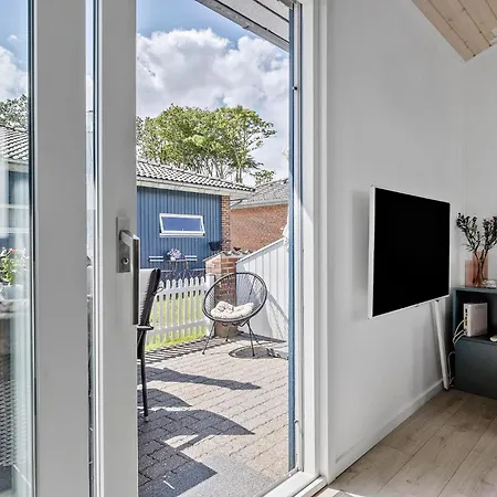 2 Bedroom Awesome In Holiday home *